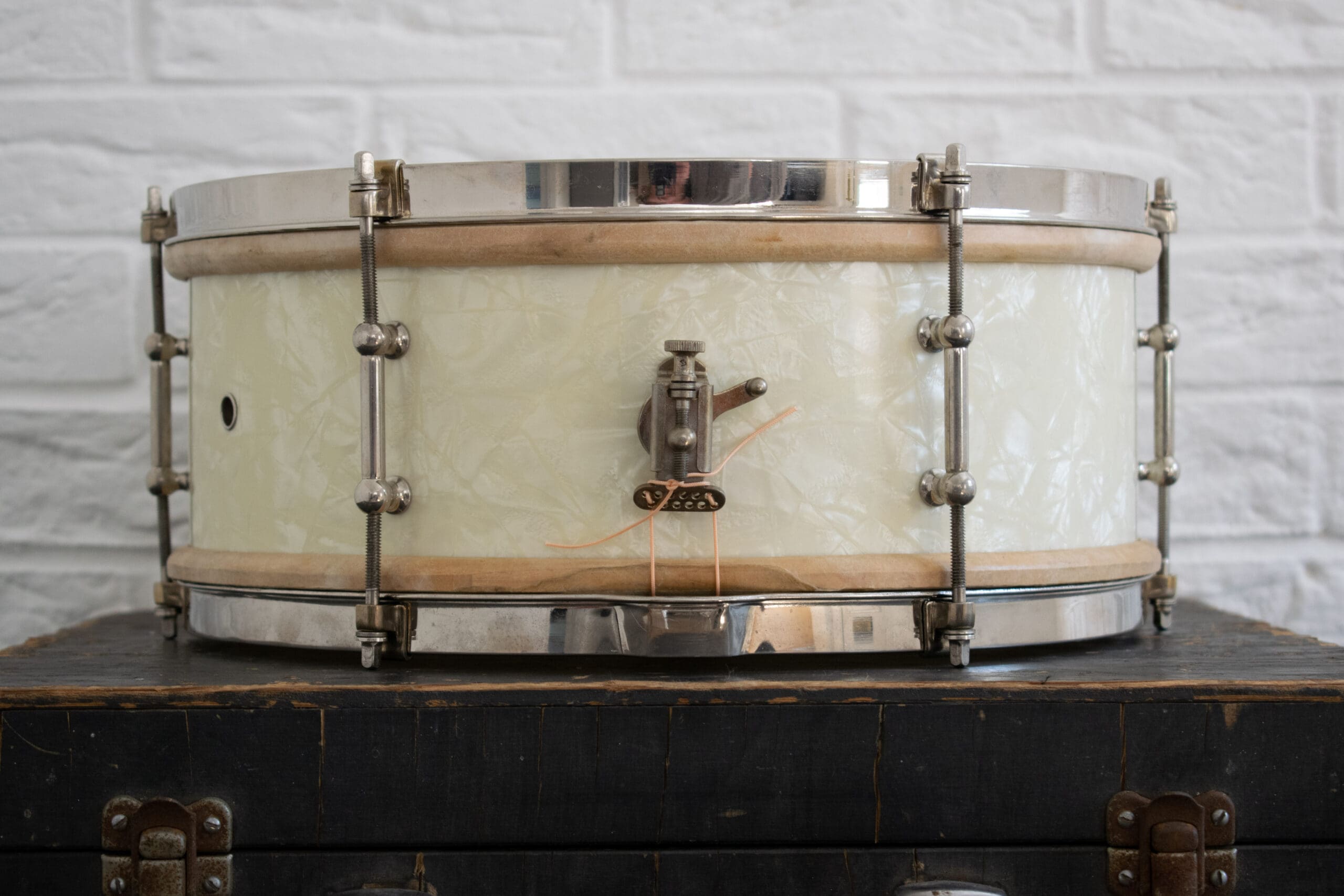 1920s 1930s Ludwig 14x5 Universal Snare White Avalon Marine Pearl 1920s 1930s Ludwig 14x5 Universal Snare White Avalon Marine Pearl