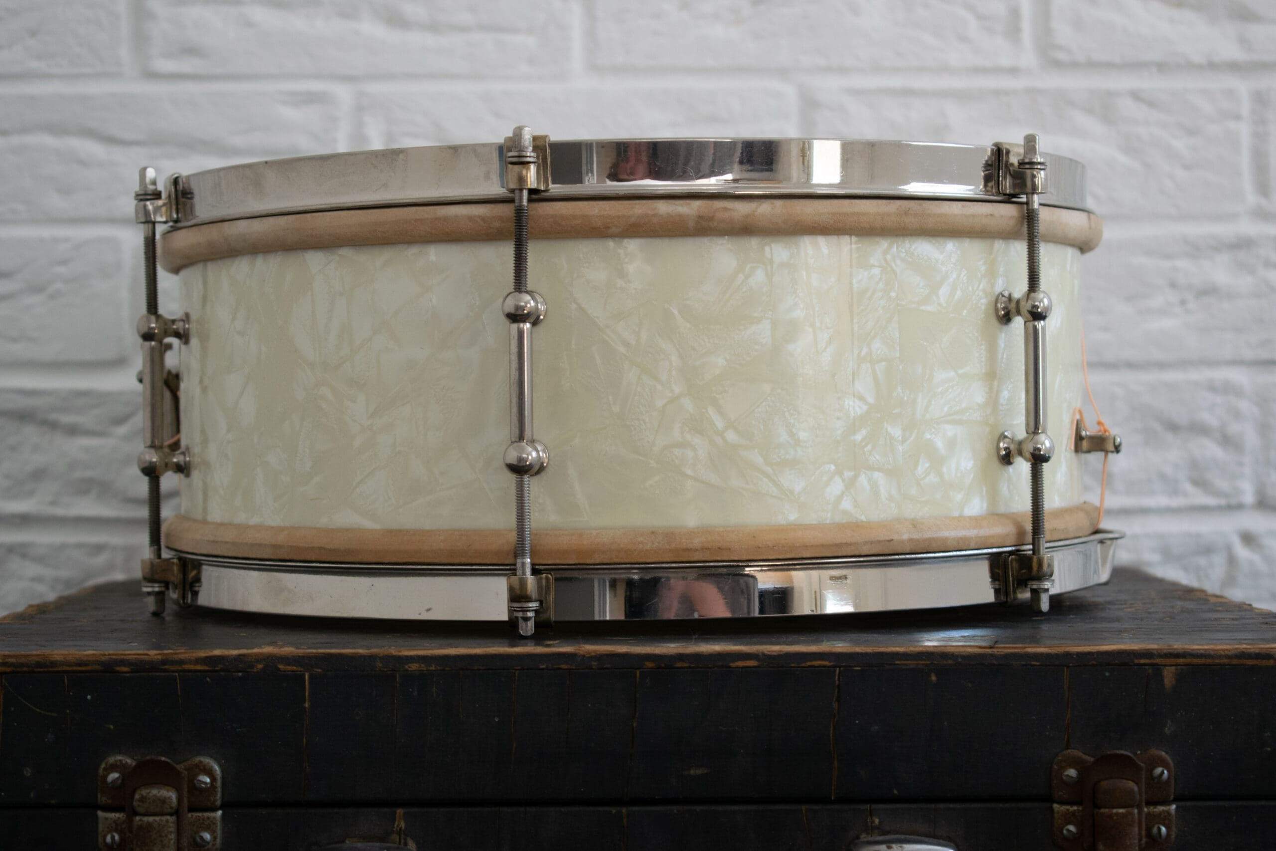1920s 1930s Ludwig 14x5 Universal Snare White Avalon Marine Pearl 1920s 1930s Ludwig 14x5 Universal Snare White Avalon Marine Pearl