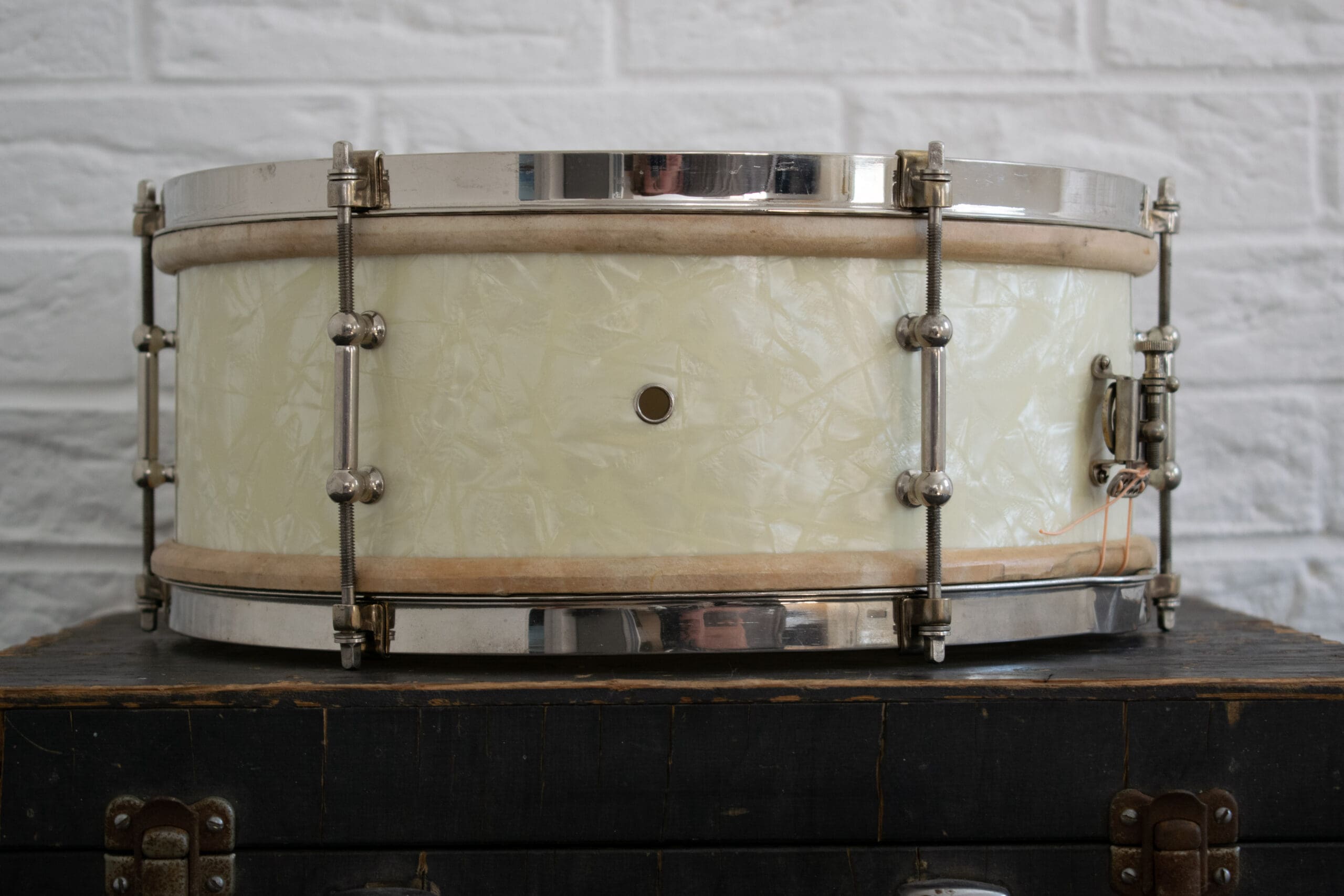 1920s 1930s Ludwig 14x5 Universal Snare White Avalon Marine Pearl 1920s 1930s Ludwig 14x5 Universal Snare White Avalon Marine Pearl