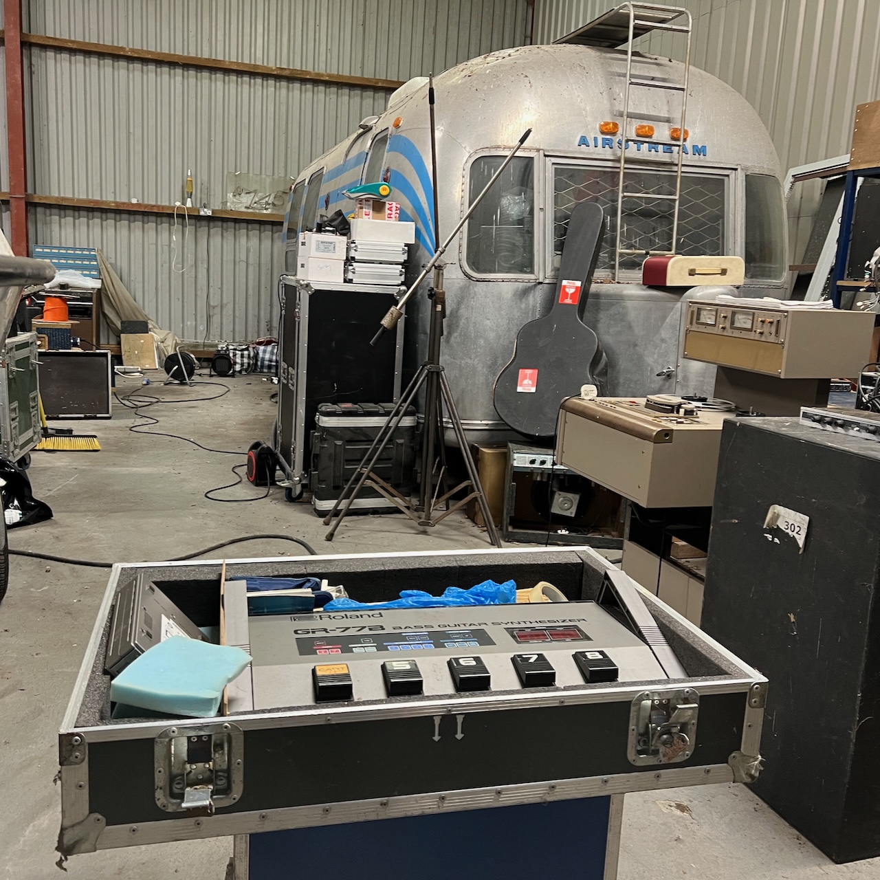 Roland GR77B Bass Guitar Synthesizer Japan Pedalboard Ronnie Lane Studio Roland GR77B Bass Guitar Synthesizer Japan Pedalboard Ronnie Lane Studio